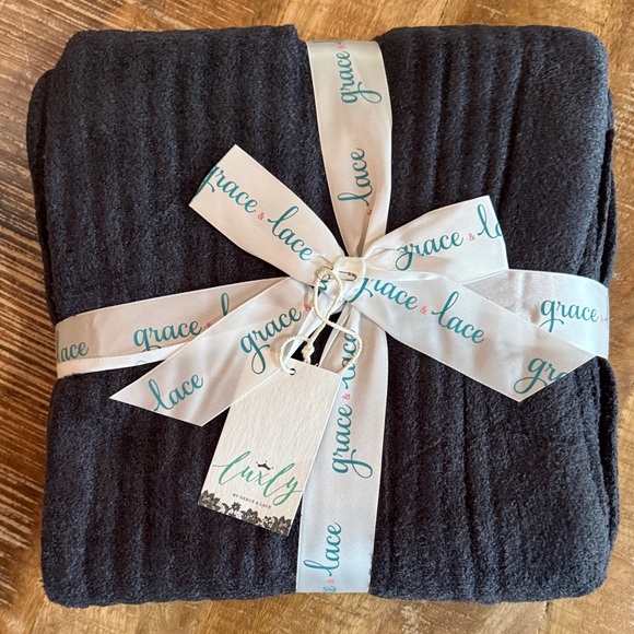 Grace & Lace Ribbed Plush Luxurious Bamboo Blanket in Charcoal NWT - Picture 2 of 6